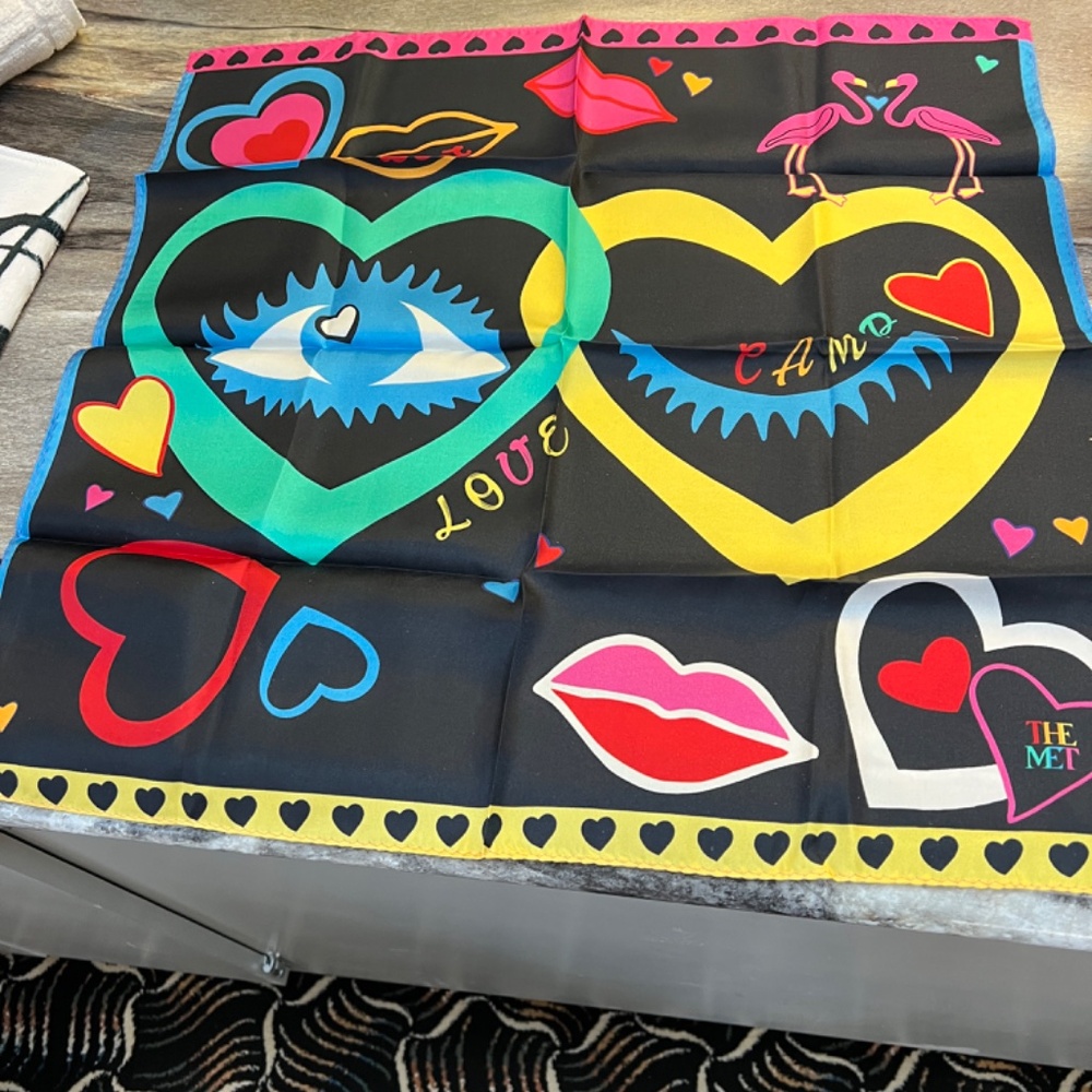 METROPOLITAN MUSEUM OF ART EYE HEART CAMP 100% SILK SCARF 21" SQ (VALENTINE)NIB - Picture 3 of 10